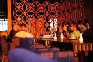 Gruppe von Männern und Frauen sitzt an einem Tisch im Melas Lara Hotel Innenbereich.