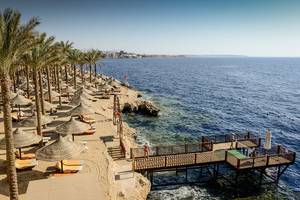 Strand mit vielen Sonnenschirmen und Liegen am Grand Hotel Sharm El Sheikh