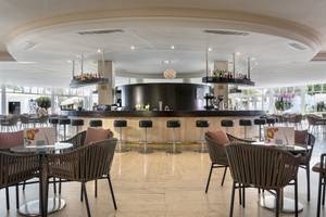 Innenbereich der Bar im Hipotels La Geria Hotel mit modernen Stühlen und einer Theke.