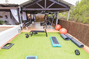 Außenbereich des Cala Martina Hotels mit Fitnessgeräten und Trainingszubehör.