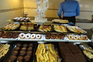 ROC Arenas Doradas Buffet mit verschiedenen Gebäcken und Kuchen.