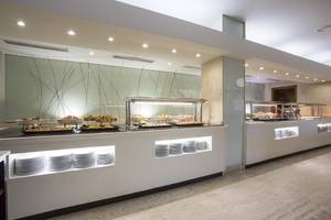 Buffet im Hipotels La Geria Restaurant mit verschiedenen Speisen und Gerichten.