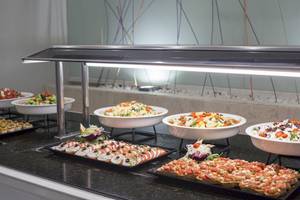 Buffet-Tisch mit verschiedenen Gerichten im Hipotels La Geria Hotel.