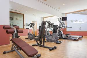 Fitnessraum im Hipotels La Geria Hotel mit verschiedenen Trainingsgeräten und Spiegeln.