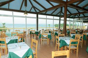 Restaurantbereich des Mastichari Bay Hotels mit Blick auf das Meer