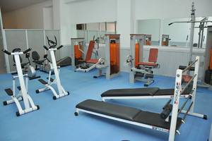 Fitnessbereich im Mastichari Bay Hotel mit verschiedenen Geräten.