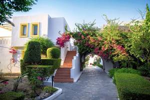 Foto des Eingangs zum Mastichari Bay Hotel mit Treppen und blumigen Dekorationen