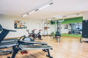 Fitness-Center im Iberostar Las Dalias Hotel mit verschiedenen Trainingsgeräten und Spiegeln.