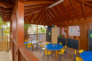 Kinderspielzimmer im Iberostar Las Dalias Hotel mit blauen Tischen und Stühlen.