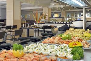 Buffet im Restaurant des Sol Barbados Hotels mit verschiedenen Vorspeisen und Meeresfrüchten.
