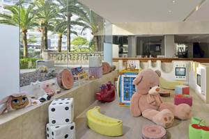 Innenansicht des Kinderspielzimmers im Sol Barbados Hotel mit vielen Spielzeugen und einer großen Teddybär.