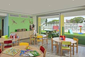 Innenansicht des Kinderspielzimmers im Sol Barbados Hotel mit bunten Tischen, Stühlen und Spielzeug.