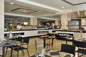 Restaurant im Sol Barbados Hotel mit Angestellten, die Essen zubereiten und servieren.