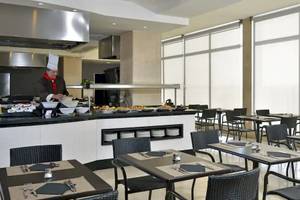 Innenansicht des Restaurants im Sol Barbados Hotel mit Buffet und Tischen