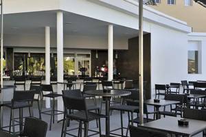 Außenbereich des Sol Barbados Hotels mit Bar und Tischen auf der Terrasse.