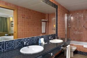 Hotel Sol Barbados Badezimmer mit zwei Waschbecken, Badewanne und Toilette.