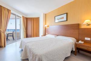 Hotelzimmer mit zwei Betten und Balkon im Hipotels Bahia Grande