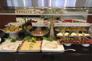 Buffettisch im Riviera Hotel & Spa mit verschiedenen Salaten und Gerichten.