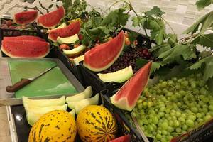 Obstkorb im Riviera Hotel & Spa mit Wassermelonen, Trauben, Melonen und Pfirsichen.