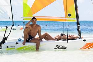 Mann und Frau auf Katamaran am Strand des Temptation Cancun Resort