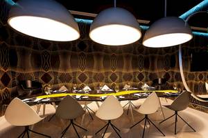 Innenansicht des Restaurants im Temptation Cancun Resort mit runden Lampen und modernen Möbeln.