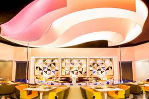 Innenansicht des Restaurants im Temptation Cancun Resort mit geschwungener Decke und moderner Inneneinrichtung.