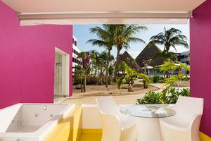Balkon mit Whirlpool und Tisch im Temptation Cancun Resort