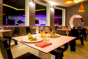 Innenbereich des Restaurants im Temptation Cancun Resort mit gedeckten Tischen und modernem Design.