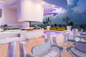 Dachterrasse des Temptation Cancun Resorts mit moderner Inneneinrichtung und Blick auf das Meer