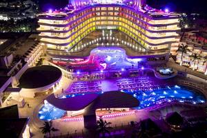 Temptation Cancun Resort bei Nacht mit beleuchteten Gebäuden und Pools