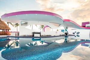 Poolbar im Temptation Cancun Resort mit futuristischem Design und blauem Pool.