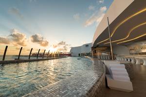 Temptation Cancun Resort Pool mit Blick auf den Sonnenuntergang