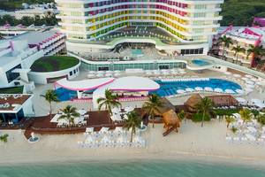 Luftaufnahme des Temptation Cancun Resorts mit Swimmingpool und Palmen