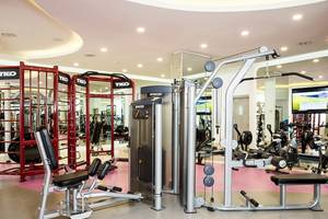 Fitnessstudio im Temptation Cancun Resort mit verschiedenen Trainingsgeräten.