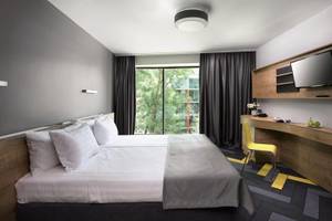 Hotelzimmer im HVD Club Bor mit Doppelbett, Dekor und Schreibtisch