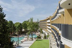 Außenansicht des HVD Club Bor Hotels mit Swimmingpool und Gärten.
