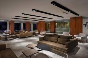 Lobby-Lounge-Bereich des HVD Club Bor Hotels mit modernen Möbeln und Beleuchtung.