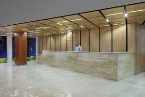 Ein Mann steht an der Rezeption des HVD Club Bor Hotels in der Lobby.