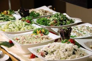Ein Buffet mit verschiedenen Salaten und Gerichten im HVD Club Bor.