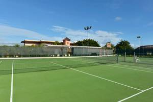 Tennisplatz im Iberostar Selection Varadero Hotel mit Gebäude im Hintergrund.