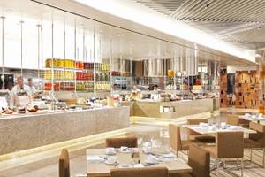 Innenansicht des Restaurants im Caesars Palace mit Buffet, Tischen und Stühlen.