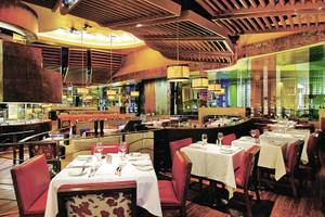 Innenansicht des Restaurants im Caesars Palace Hotel mit gedeckten Tischen und Stühlen.