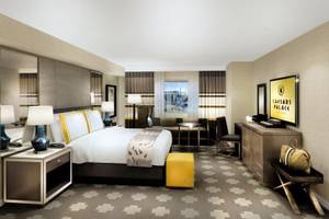 Luxuriöses Hotelzimmer im Caesars Palace mit Bett, Schreibtisch und Stadtblick.