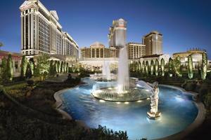 Nachtansicht des Caesars Palace Hotels mit Brunnen im Vordergrund