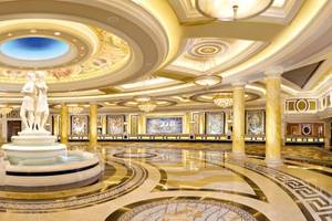 Innenbereich des Caesars Palace mit einer großen Brunnenskulptur und goldenen Säulen.