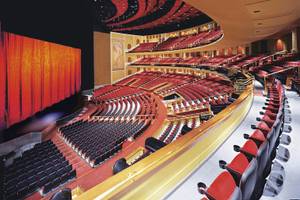 Innenansicht des leeren Theaters im Caesars Palace Hotel mit roten Sitzreihen und einer großen roten Leinwand.