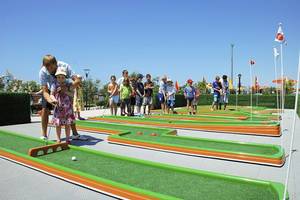 Monachus Hotel & Spa bietet einen Golfkurs für Kinder im Freien.