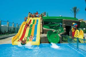 Freibad mit bunten Wasserrutschen und Besuchern im Monachus Hotel & Spa