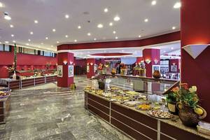 Buffet im Miramare Beach Hotel mit vielen Gerichten und Dekorationen.