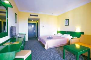 Hotelzimmer im Miramare Beach Hotel mit gelb und grüner Inneneinrichtung